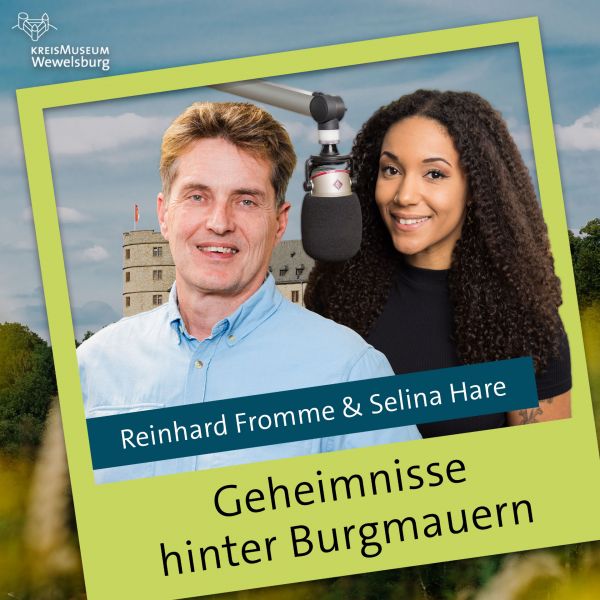Das Coverbild des Wewelsburgpodcasts. Der Titel lautet "Geheimnisse hinter Burgmauern." Die Sprecher sind Reinhard Fromme und Selina Hare